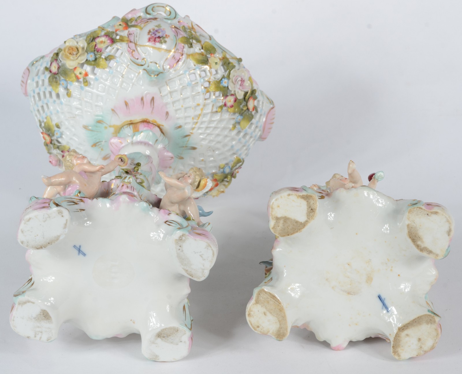 Par de pequenas fruteiras de porcelana europeia decoradas com figuras... - foto 10 de 11