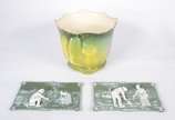 Diversas peças, sendo: Cachepot de faiança alem... - Diversas peças, sendo: Cachepot de faiança alemã, decoração floral em tons de verde (restaurado); e, par de placas de biscuit Wedgwood verde e b...