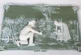 Diversas peças, sendo: Cachepot de faiança alem... - Diversas peças, sendo: Cachepot de faiança alemã, decoração floral em tons de verde (restaurado); e, par de placas de biscuit Wedgwood verde e b...
