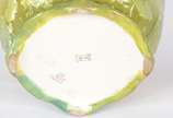 Diversas peças, sendo: Cachepot de faiança alem... - Diversas peças, sendo: Cachepot de faiança alemã, decoração floral em tons de verde (restaurado); e, par de placas de biscuit Wedgwood verde e b...