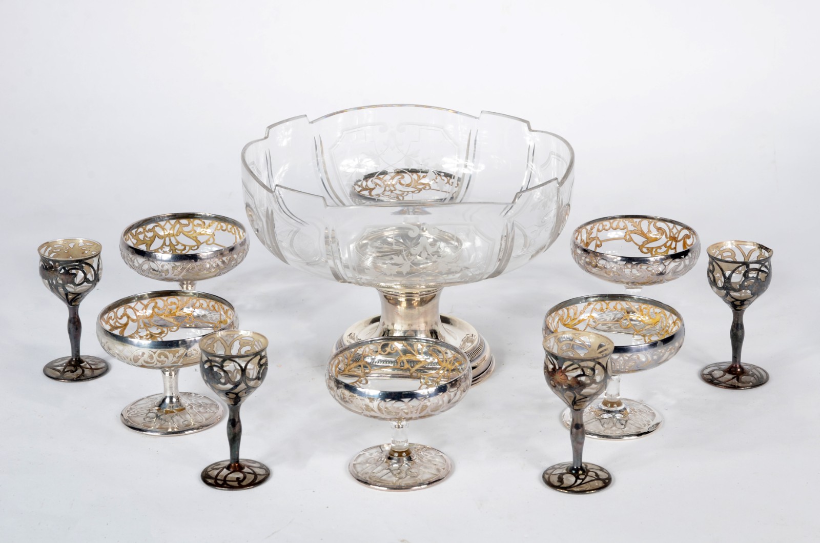 Diversas peças de metal prateado e cristal, sendo: fruteira com borda... - foto 1 de 6