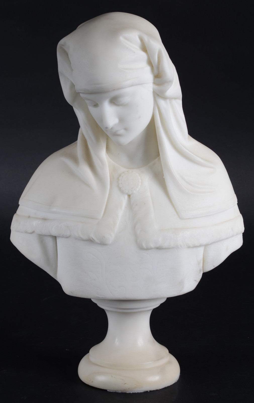 Busto de mármore representando figura feminina. Assinada. Restauro na... - foto 1 de 7