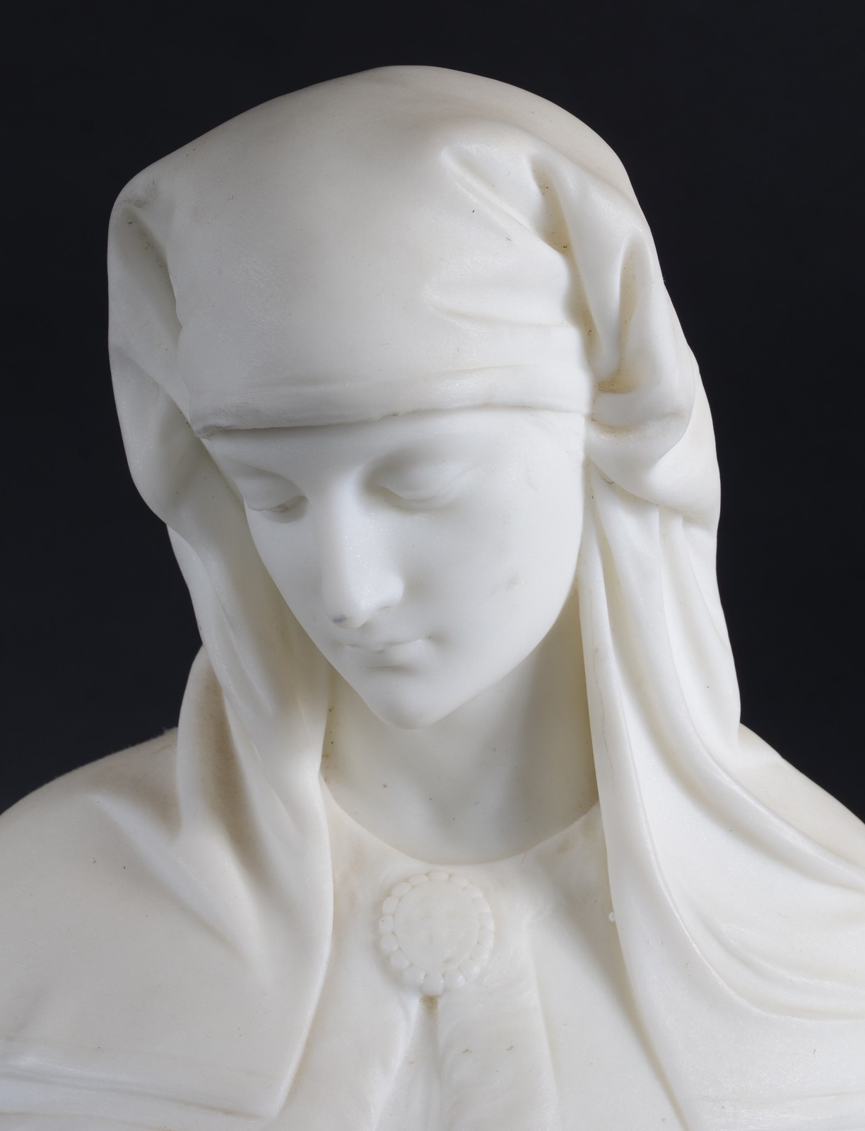 Busto de mármore representando figura feminina. Assinada. Restauro na... - foto 3 de 7
