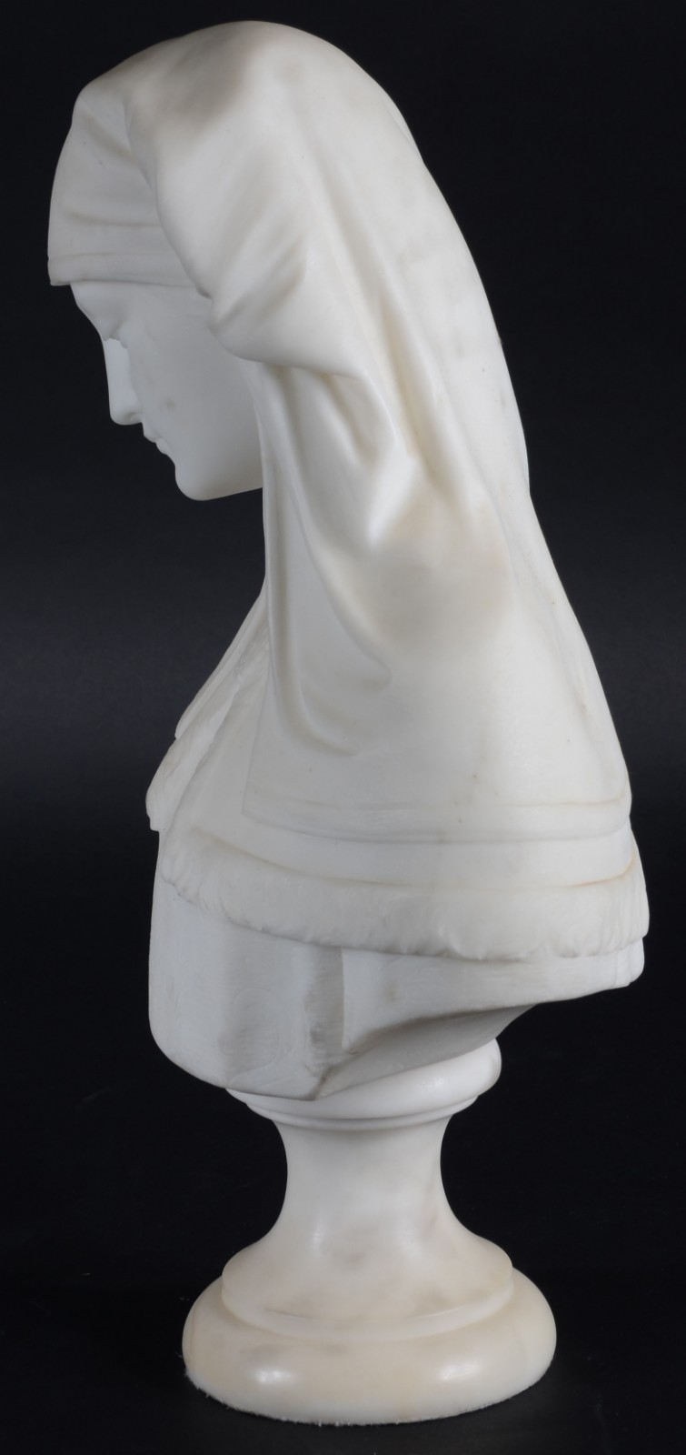 Busto de mármore representando figura feminina. Assinada. Restauro na... - foto 4 de 7