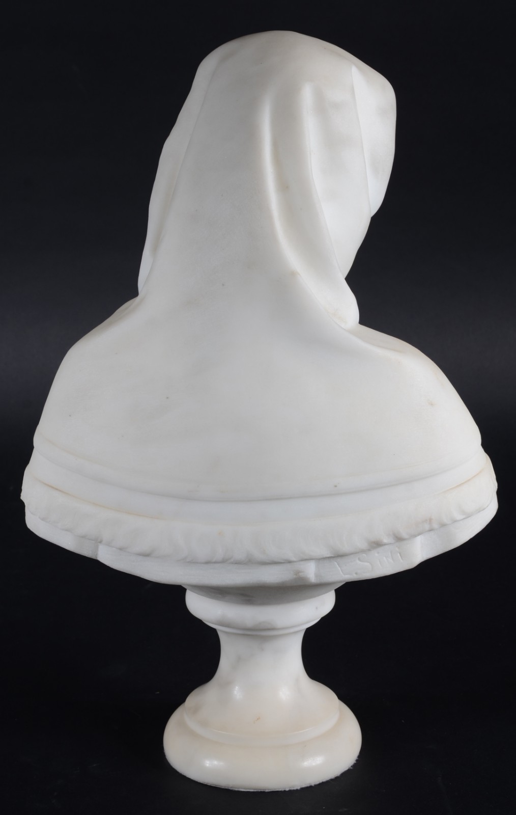Busto de mármore representando figura feminina. Assinada. Restauro na... - foto 5 de 7