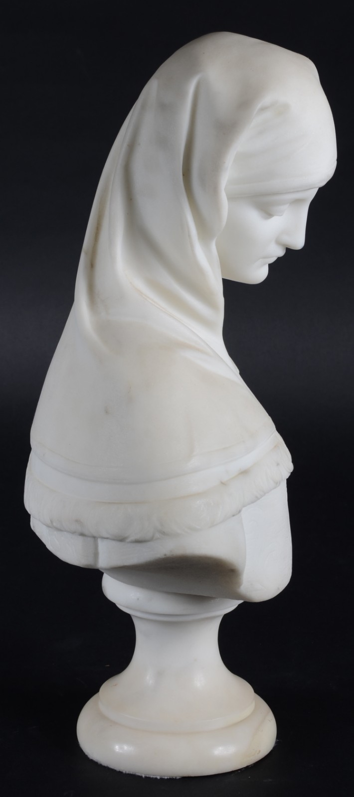 Busto de mármore representando figura feminina. Assinada. Restauro na... - foto 6 de 7