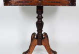 Mesa de encostar  D. João VI  de jacarandá , co... - Mesa de encostar  D. João VI  de jacarandá , com tampo de abrir, pé central  e 4 pernas com pata de leão em metal dourado.
