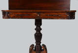 Mesa de encostar  D. João VI  de jacarandá , co... - Mesa de encostar  D. João VI  de jacarandá , com tampo de abrir, pé central  e 4 pernas com pata de leão em metal dourado.