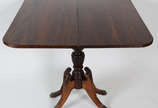 Mesa de encostar  D. João VI  de jacarandá , co... - Mesa de encostar  D. João VI  de jacarandá , com tampo de abrir, pé central  e 4 pernas com pata de leão em metal dourado.