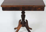 Mesa de encostar  D. João VI  de jacarandá , co... - Mesa de encostar  D. João VI  de jacarandá , com tampo de abrir, pé central  e 4 pernas com pata de leão em metal dourado.