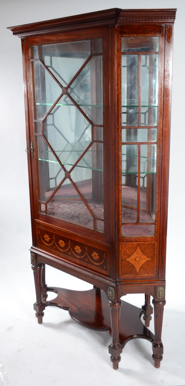 Vitrine de canto de madeira nobre, detalhes em marqueterie, fundo... - foto 2 de 6