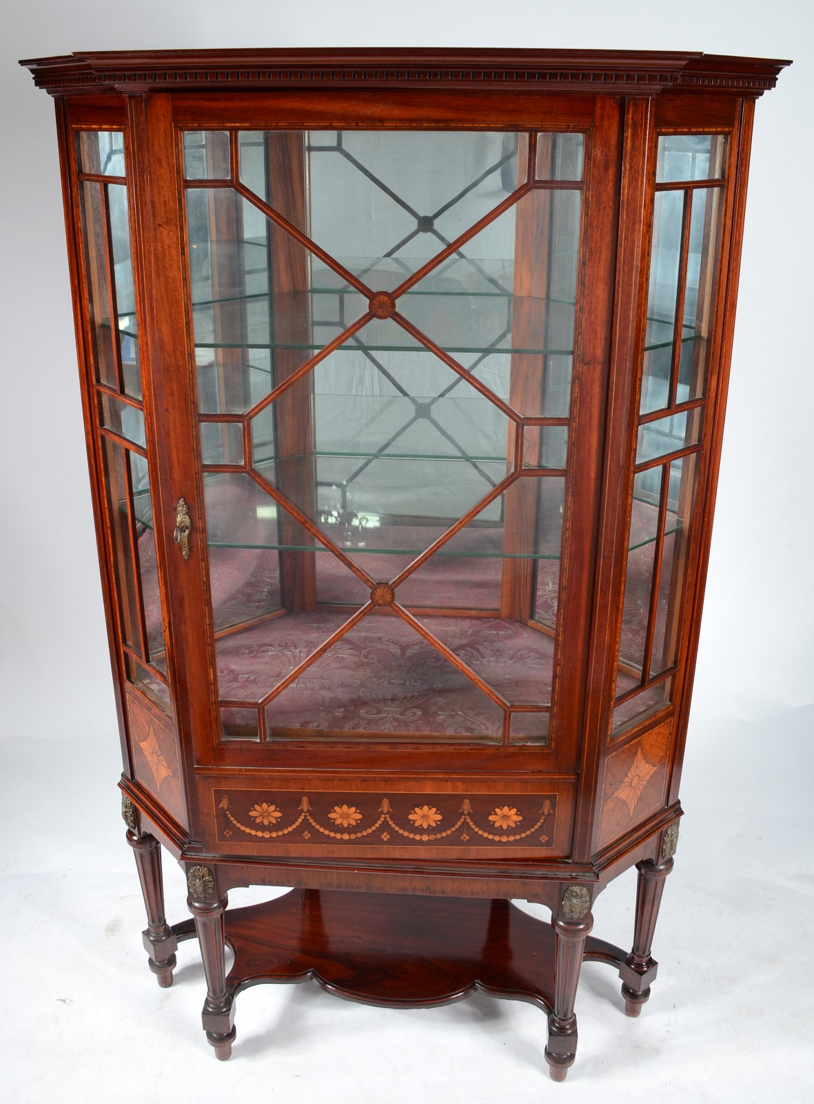 Vitrine de canto de madeira nobre, detalhes em marqueterie, fundo... - foto 1 de 6