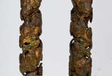 Par de colunas barrocas de madeira dourada com ... - Par de colunas barrocas de madeira dourada com torcidos e entalhes de parreiras em patina verde.