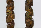 Par de colunas barrocas de madeira dourada com ... - Par de colunas barrocas de madeira dourada com torcidos e entalhes de parreiras em patina verde.