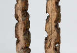 Par de colunas barrocas de madeira dourada com ... - Par de colunas barrocas de madeira dourada com torcidos e entalhes de parreiras em patina verde.