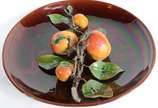 Grande prato de cerâmica portuguesa  decorada c... - Grande prato de cerâmica portuguesa  decorada com frutos em relevo e policromia.