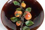 Grande prato de cerâmica portuguesa  decorada c... - Grande prato de cerâmica portuguesa  decorada com frutos em relevo e policromia.