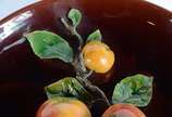 Grande prato de cerâmica portuguesa  decorada c... - Grande prato de cerâmica portuguesa  decorada com frutos em relevo e policromia.