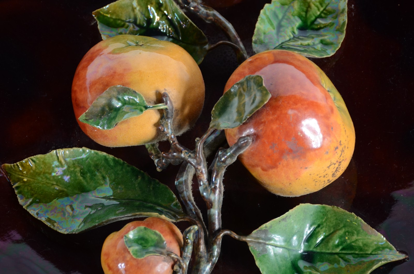 Grande prato de cerâmica portuguesa decorada com frutos em relevo e... - foto 4 de 7