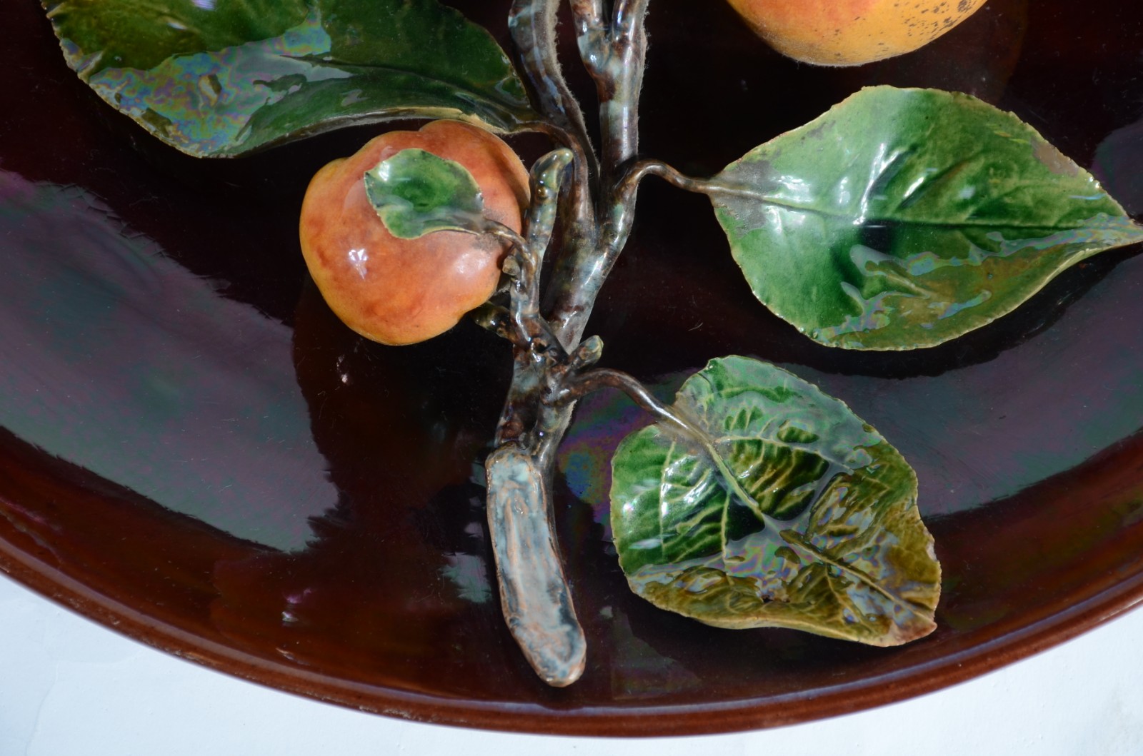 Grande prato de cerâmica portuguesa decorada com frutos em relevo e... - foto 5 de 7