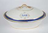 Antônio Ferrão Moniz de Aragão - Sopeira de por... - Antônio Ferrão Moniz de Aragão - Sopeira de porcelana branca com detalhes em azul e friso dourados e monograma. Desgastes. <br>