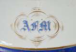 Antônio Ferrão Moniz de Aragão - Sopeira de por... - Antônio Ferrão Moniz de Aragão - Sopeira de porcelana branca com detalhes em azul e friso dourados e monograma. Desgastes. <br>