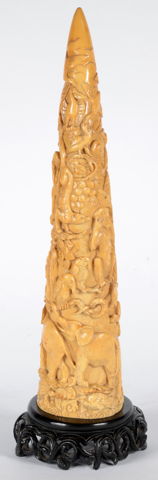 Escultura de resina na forma de chifre com animais em relevo, base de... - foto 1 de 5