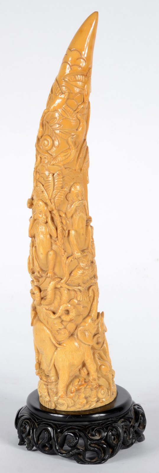 Escultura de resina na forma de chifre com animais em relevo, base de... - foto 2 de 5