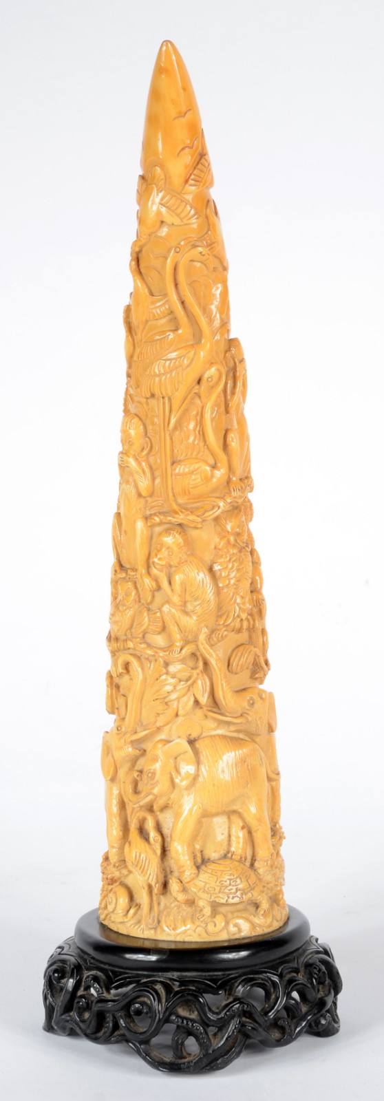 Escultura de resina na forma de chifre com animais em relevo, base de... - foto 3 de 5