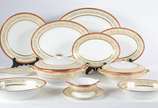 Limoges (1771),  - Aparelho de jantar, chá e café de porcelana francesa de Limoges, decorado na borda com guirlandas e frisos bordeaux e dourado, composto de: 25 pratos 