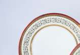 Limoges (1771),  - Aparelho de jantar, chá e café de porcelana francesa de Limoges, decorado na borda com guirlandas e frisos bordeaux e dourado, composto de: 25 pratos 