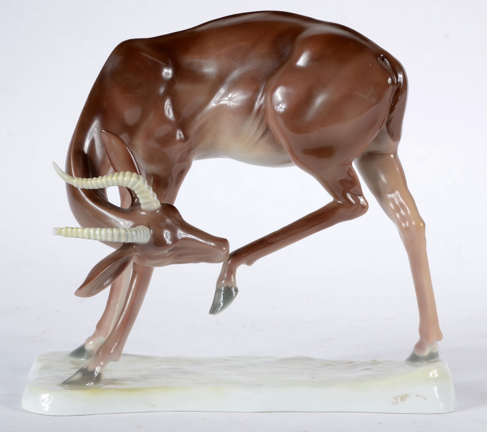 Escultura de porcelana europeia policromada representando "veado". Um... - foto 1 de 7