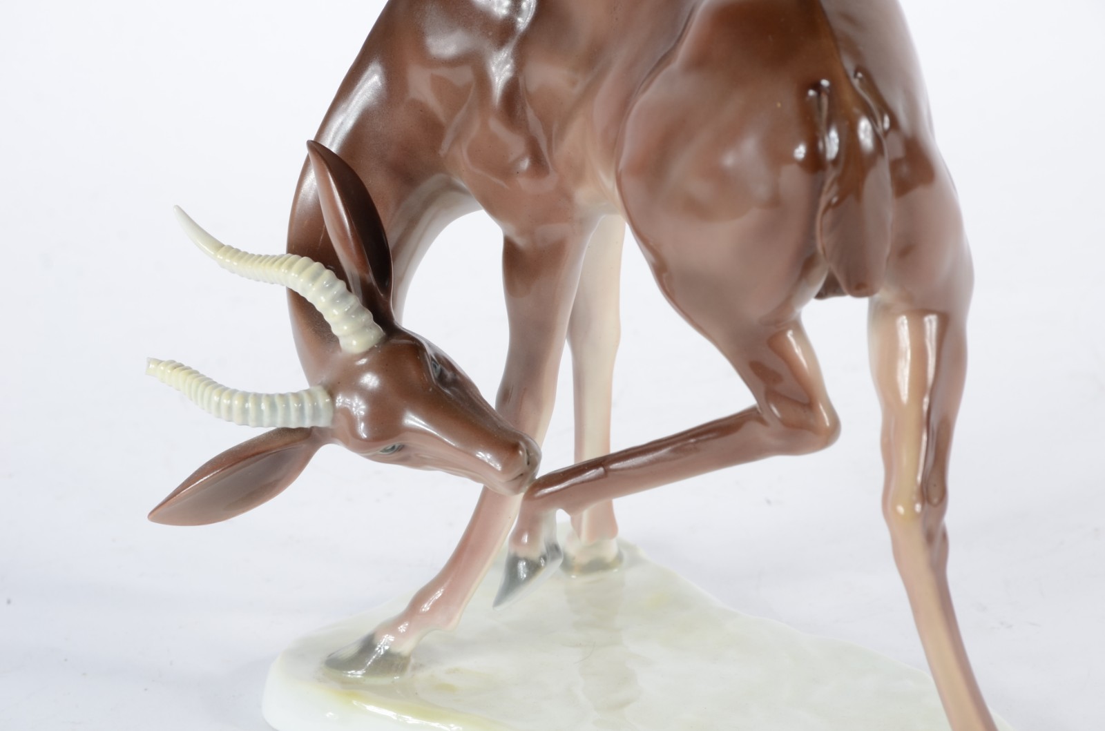 Escultura de porcelana europeia policromada representando "veado". Um... - foto 2 de 7