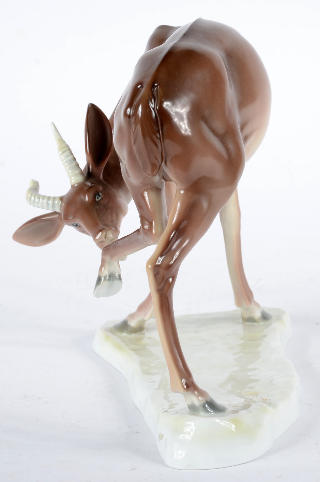 Escultura de porcelana europeia policromada representando "veado". Um... - foto 3 de 7