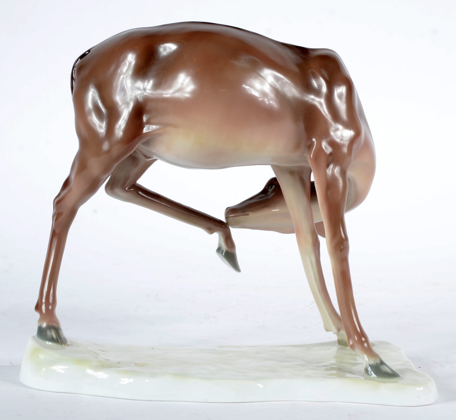 Escultura de porcelana europeia policromada representando "veado". Um... - foto 4 de 7