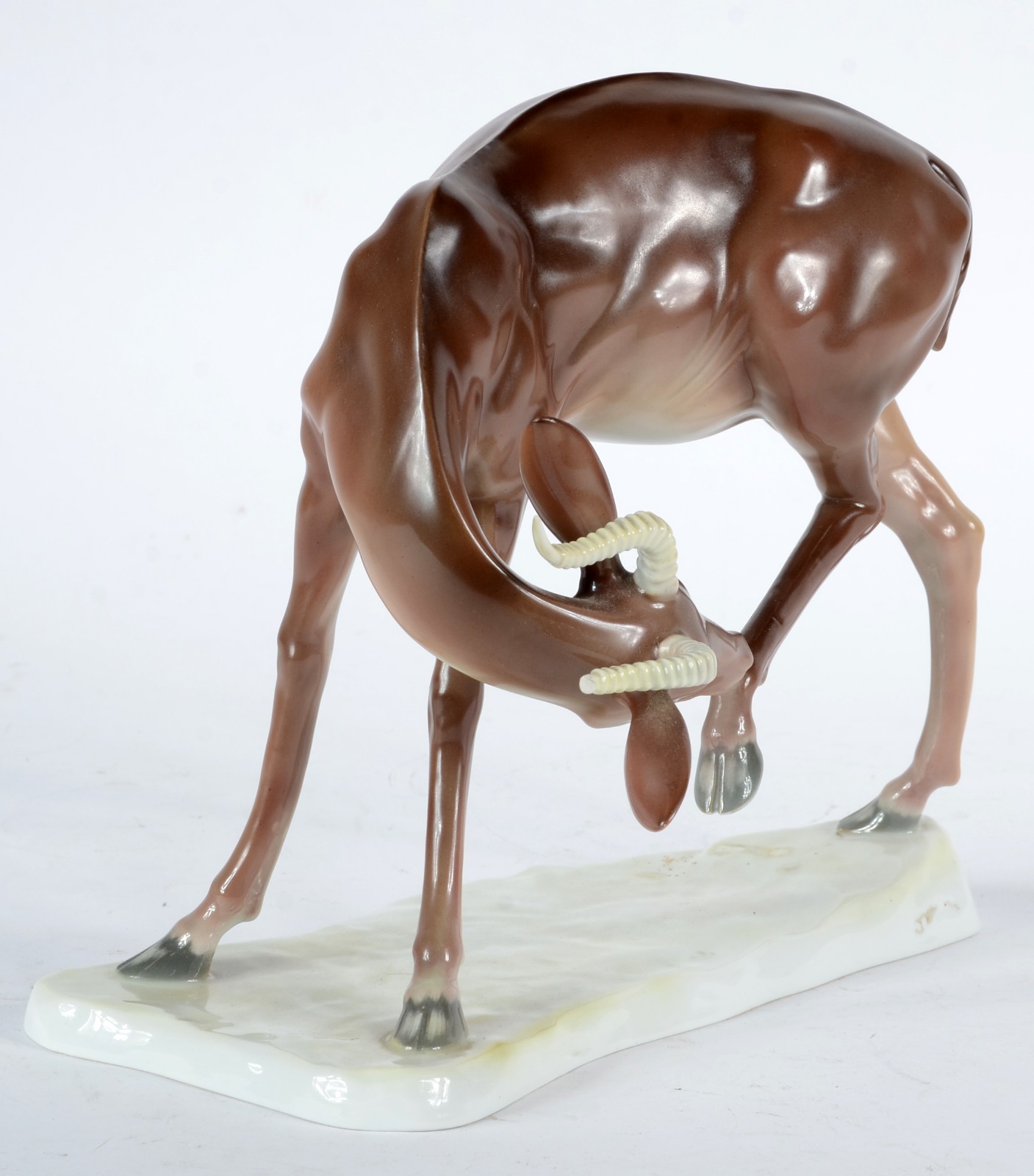 Escultura de porcelana europeia policromada representando "veado". Um... - foto 6 de 7