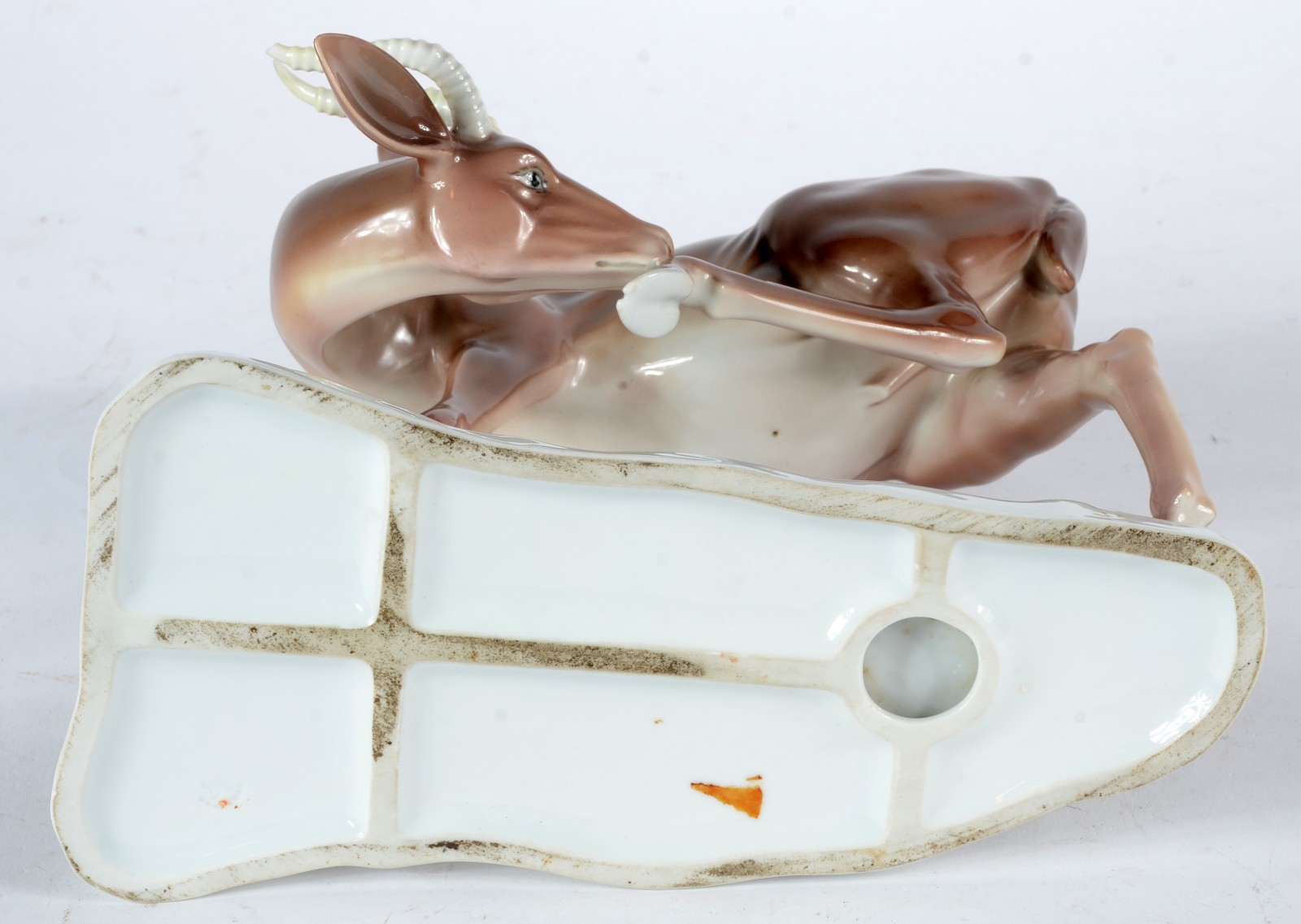 Escultura de porcelana europeia policromada representando "veado". Um... - foto 7 de 7