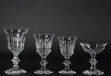 Val Saint Lambert (1826),  - Serviço de cristal belga Val Saint Lambert, lapidação facetada, composto de: 16 taças para água (4 bicados), 16 para vinho tinto (2 bicados), 13 para 