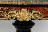 Mesa oval com  coluna central de 4 pés ,  Napol... - Mesa oval com  coluna central de 4 pés ,  Napoleão III.    Boulle  em laca preta  encrustações em metal dourado e " Tartaruga " vermelha , centr...