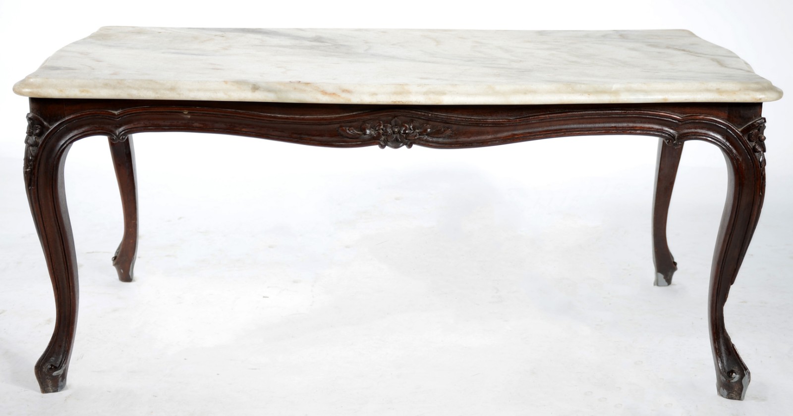Mesa de centro de madeira nobre, saia com detalhes entalhados, pernas... - foto 2 de 5