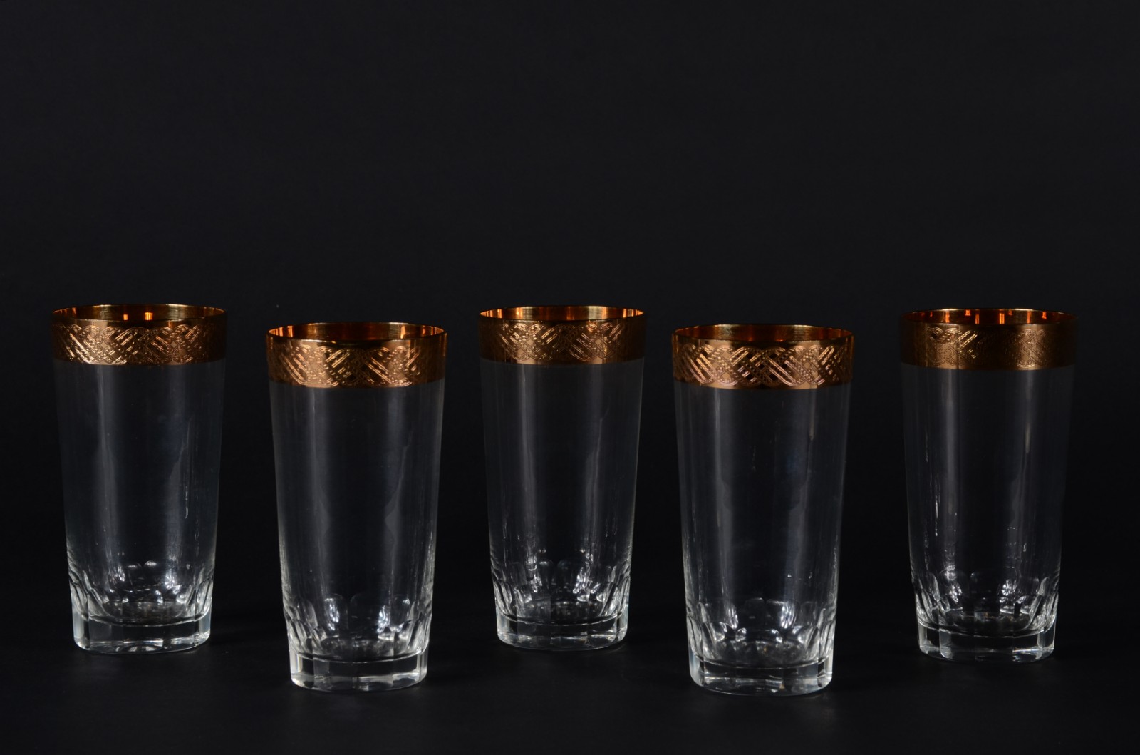 Conjunto com 5 copos longos de cristal com bordas douradas. - foto 1 de 3