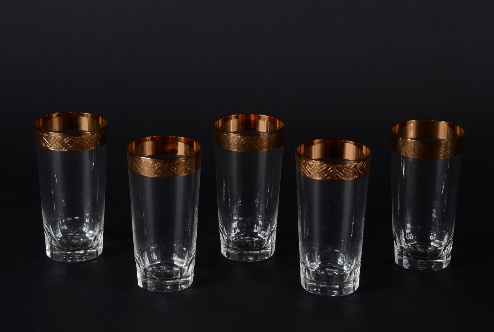 Conjunto com 5 copos longos de cristal com bordas douradas. - foto 2 de 3
