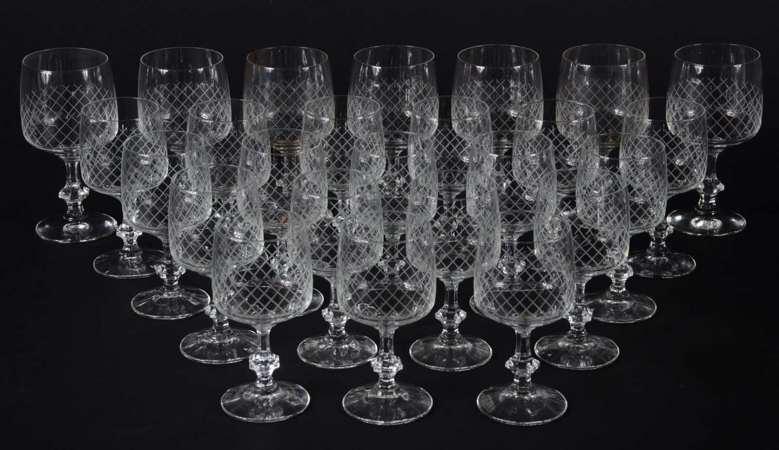 Serviço de copos em demi cristal lapidado, composto de: 7 para vinho... - foto 1 de 2