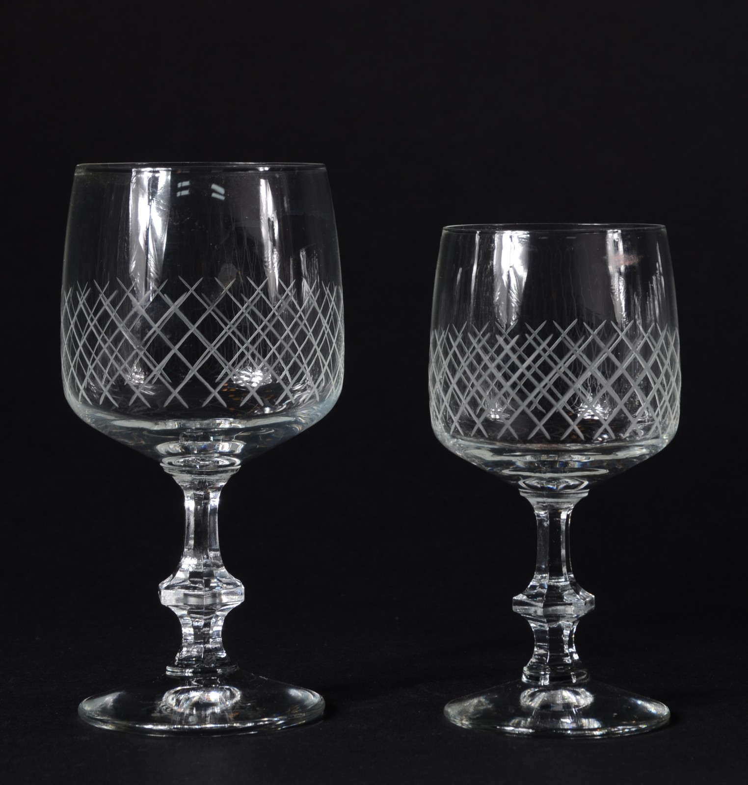 Serviço de copos em demi cristal lapidado, composto de: 7 para vinho... - foto 2 de 2