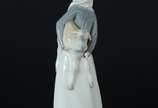 Lladró (1953),  - Escultura de porcelana espanhola representando menina com carneiro.