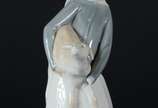 Lladró (1953),  - Escultura de porcelana espanhola representando menina com carneiro.