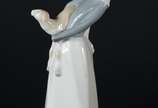 Lladró (1953),  - Escultura de porcelana espanhola representando menina com carneiro.