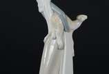 Lladró (1953),  - Escultura de porcelana espanhola representando menina com carneiro.