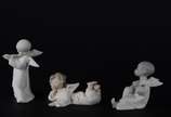 Lladró (1953),  - Conjunto com 3 anjos de porcelana espanhola policromada.