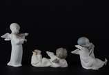 Lladró (1953),  - Conjunto com 3 anjos de porcelana espanhola policromada.